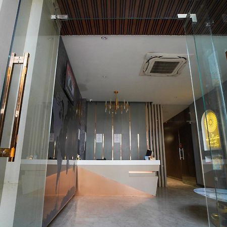 Familia Hotel And Banquets Lucknow Exteriör bild