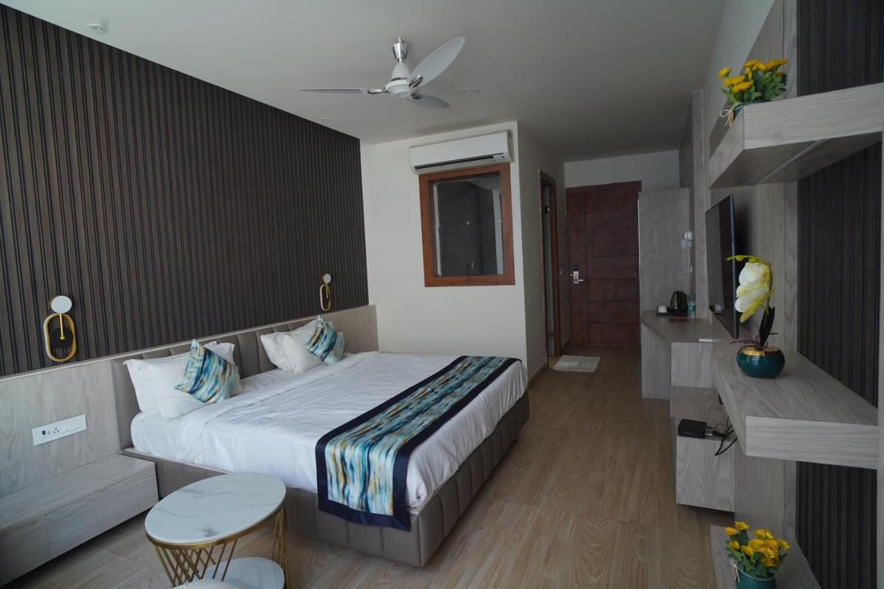 Familia Hotel And Banquets Lucknow Exteriör bild