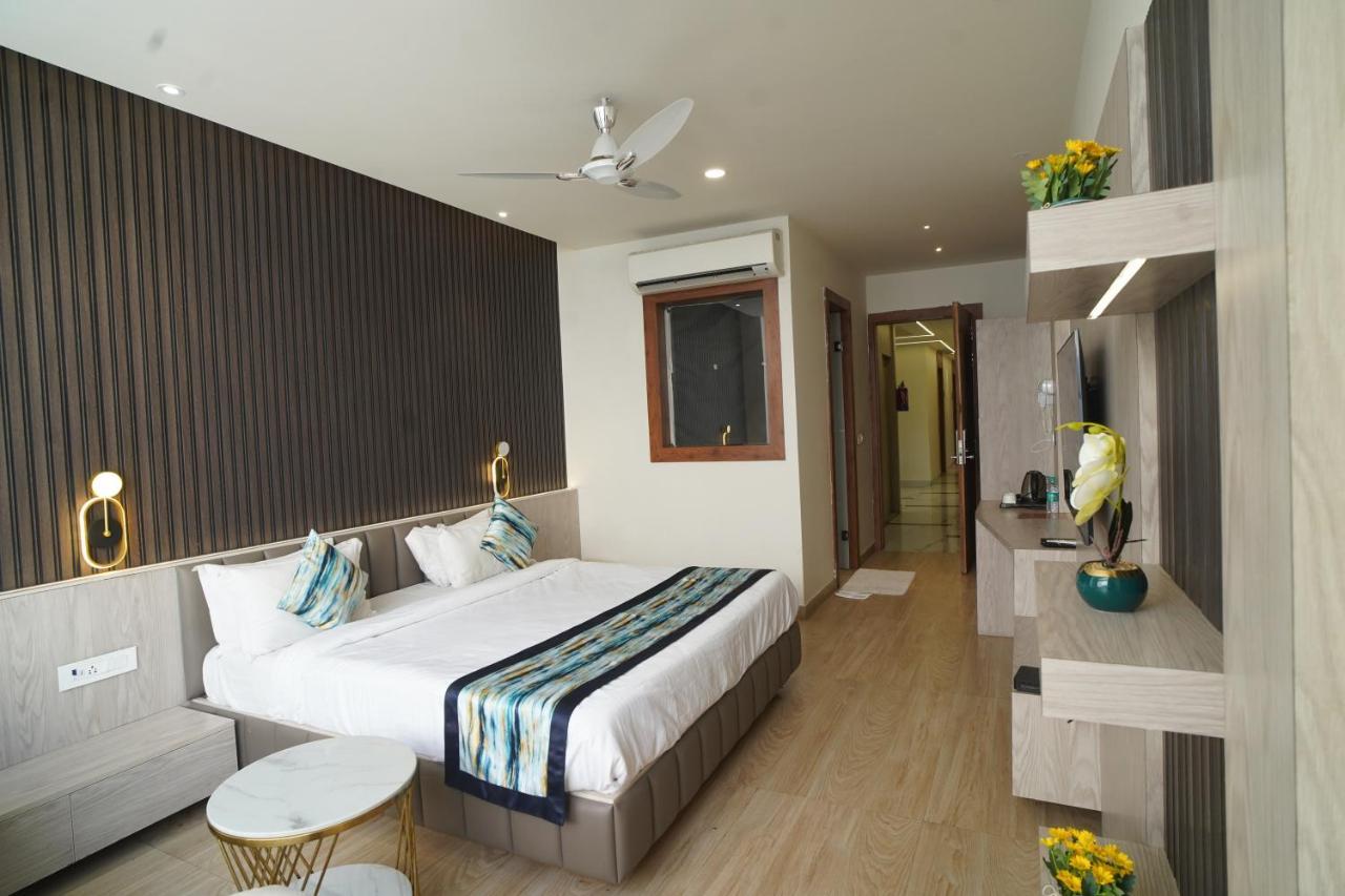 Familia Hotel And Banquets Lucknow Exteriör bild