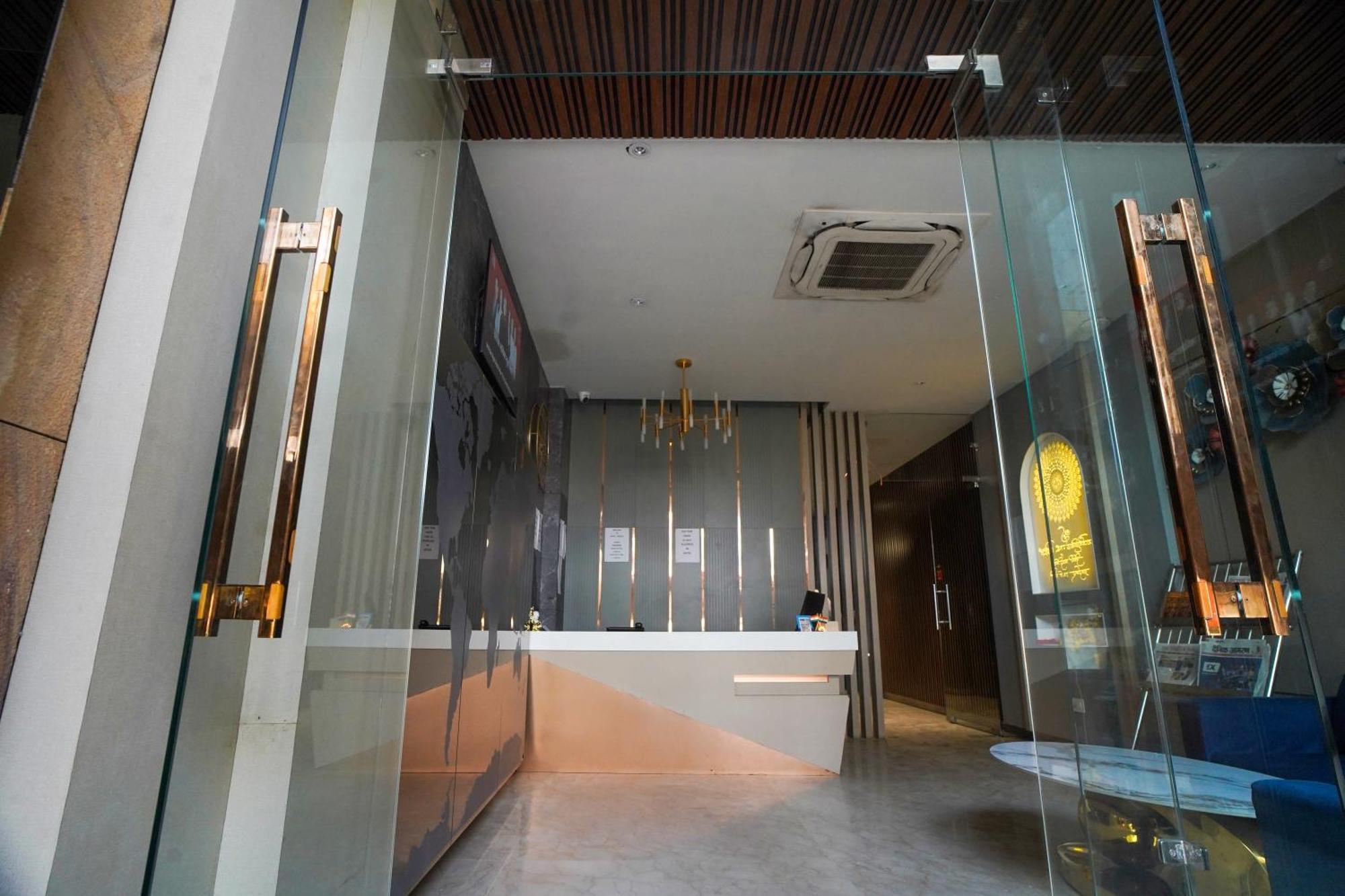Familia Hotel And Banquets Lucknow Exteriör bild