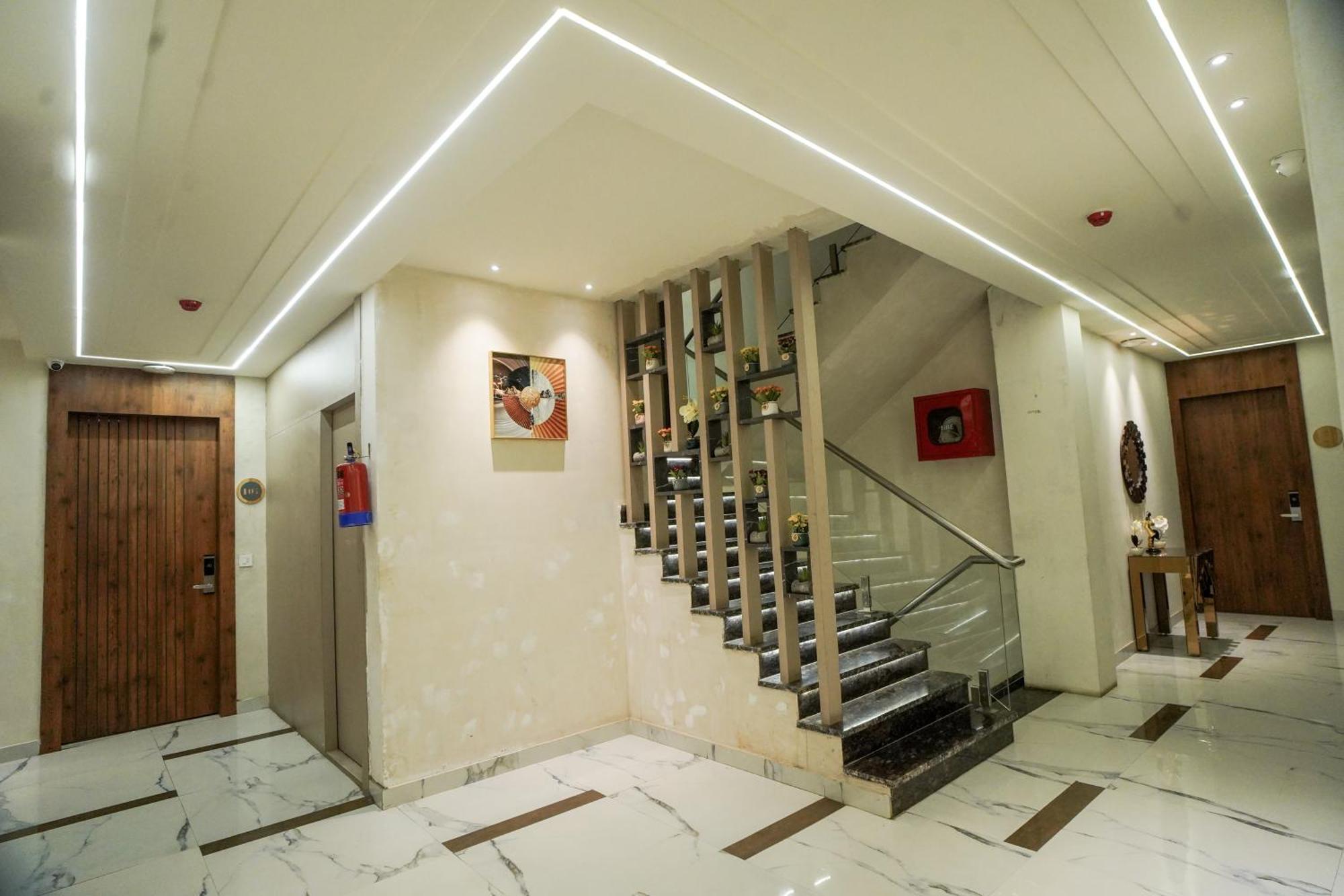 Familia Hotel And Banquets Lucknow Exteriör bild
