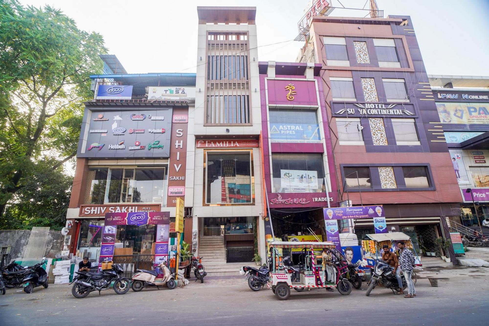 Familia Hotel And Banquets Lucknow Exteriör bild
