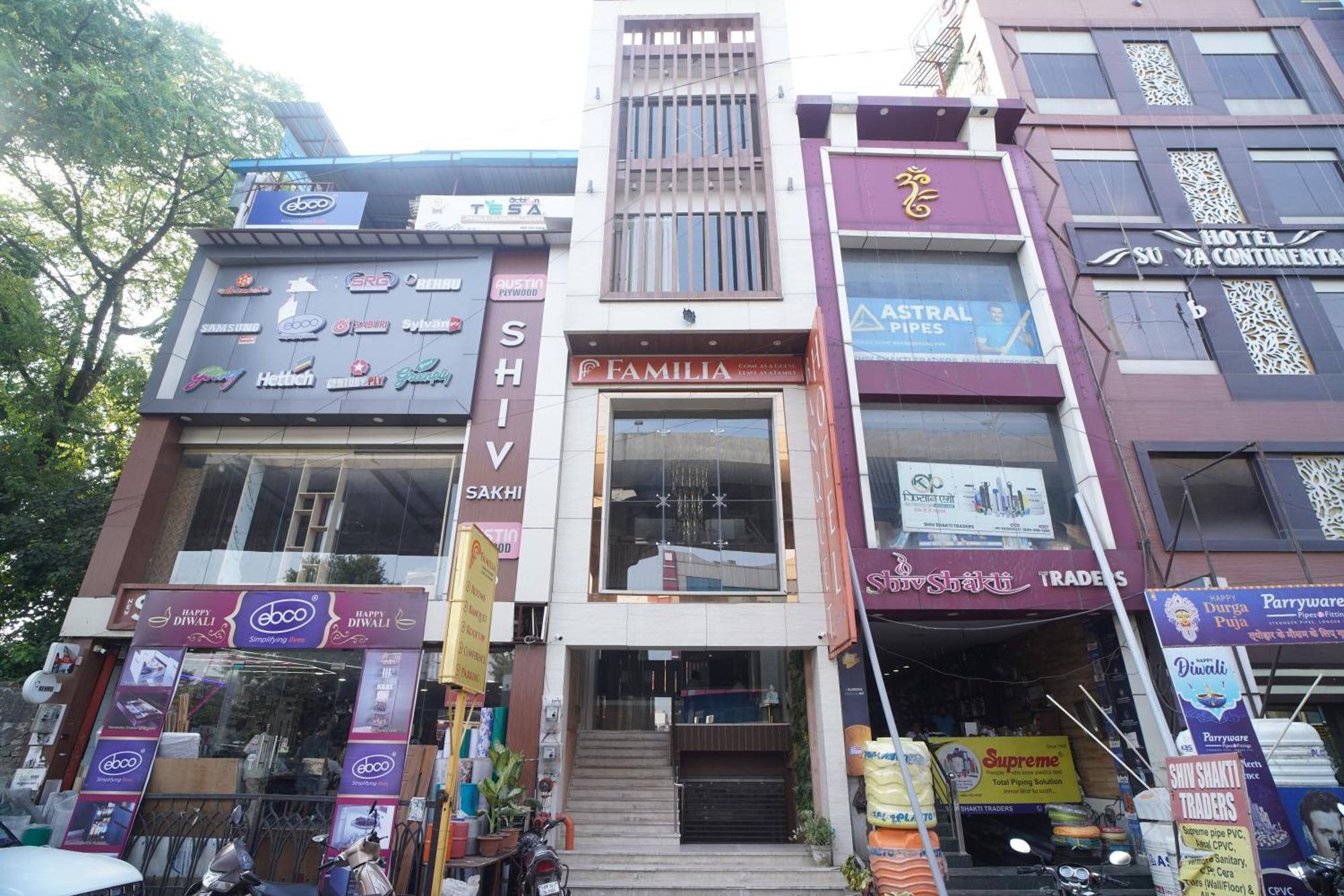 Familia Hotel And Banquets Lucknow Exteriör bild